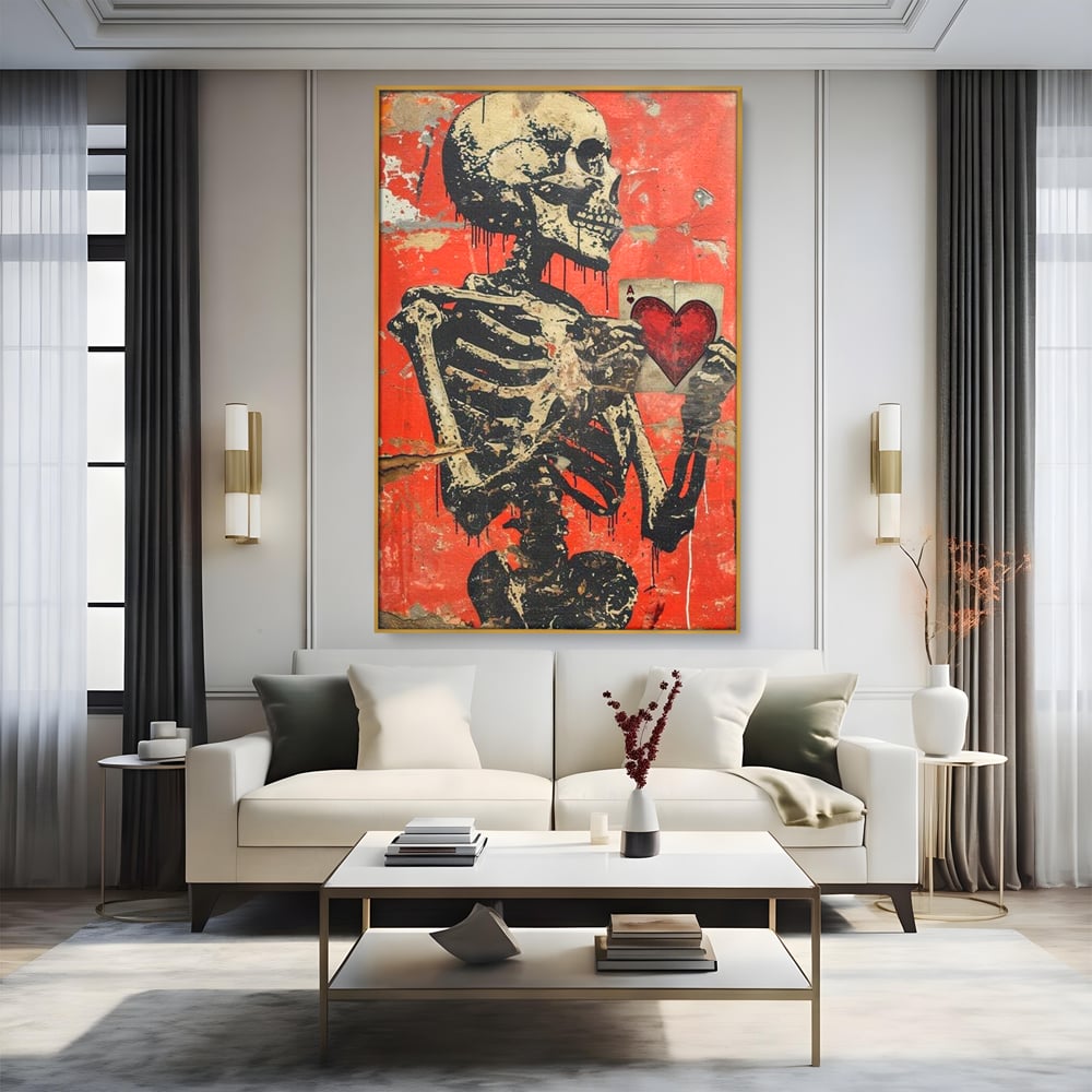 Tablou canvas cu tablou canvas cu schelet si carte de joc, in rama de aluminiu auriu, pe perete intr-un living